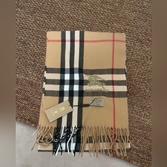 BURBERRY Scarf - Picture 2 of 3